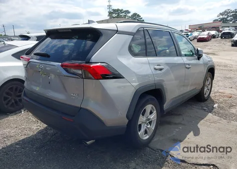 2021 Toyota Rav4 Xle z USA, uszkodzony, nr VIN 2T3P1RFV3MC167877